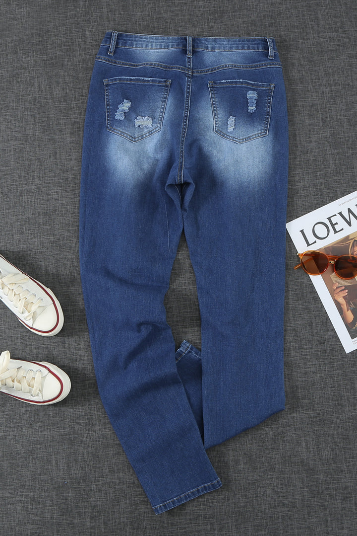 Modische, blaue Boyfriendjeans mit geradem Bein und zerrissenem Karomuster