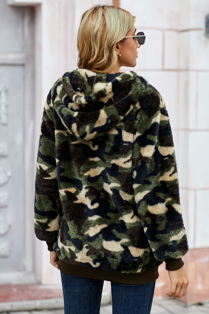Warmer, pelziger Kapuzenpullover mit grünem Camouflage-Print für den Winter für Damen