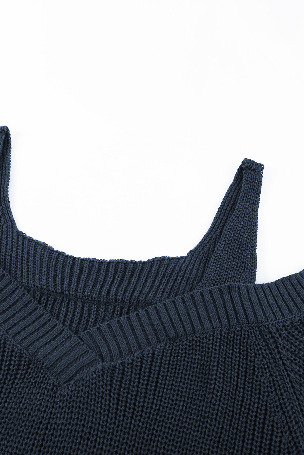 Modischer dunkelblauer Juliette-Strickpullover mit Tauschulter 