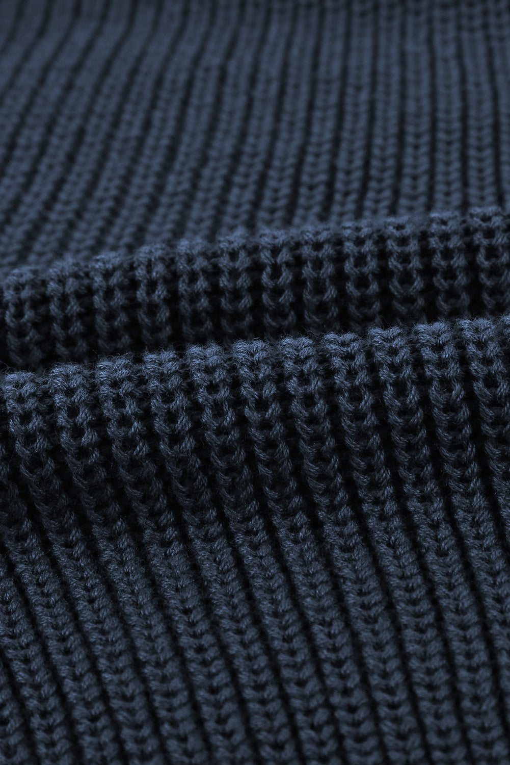 Modischer dunkelblauer Juliette-Strickpullover mit Tauschulter 