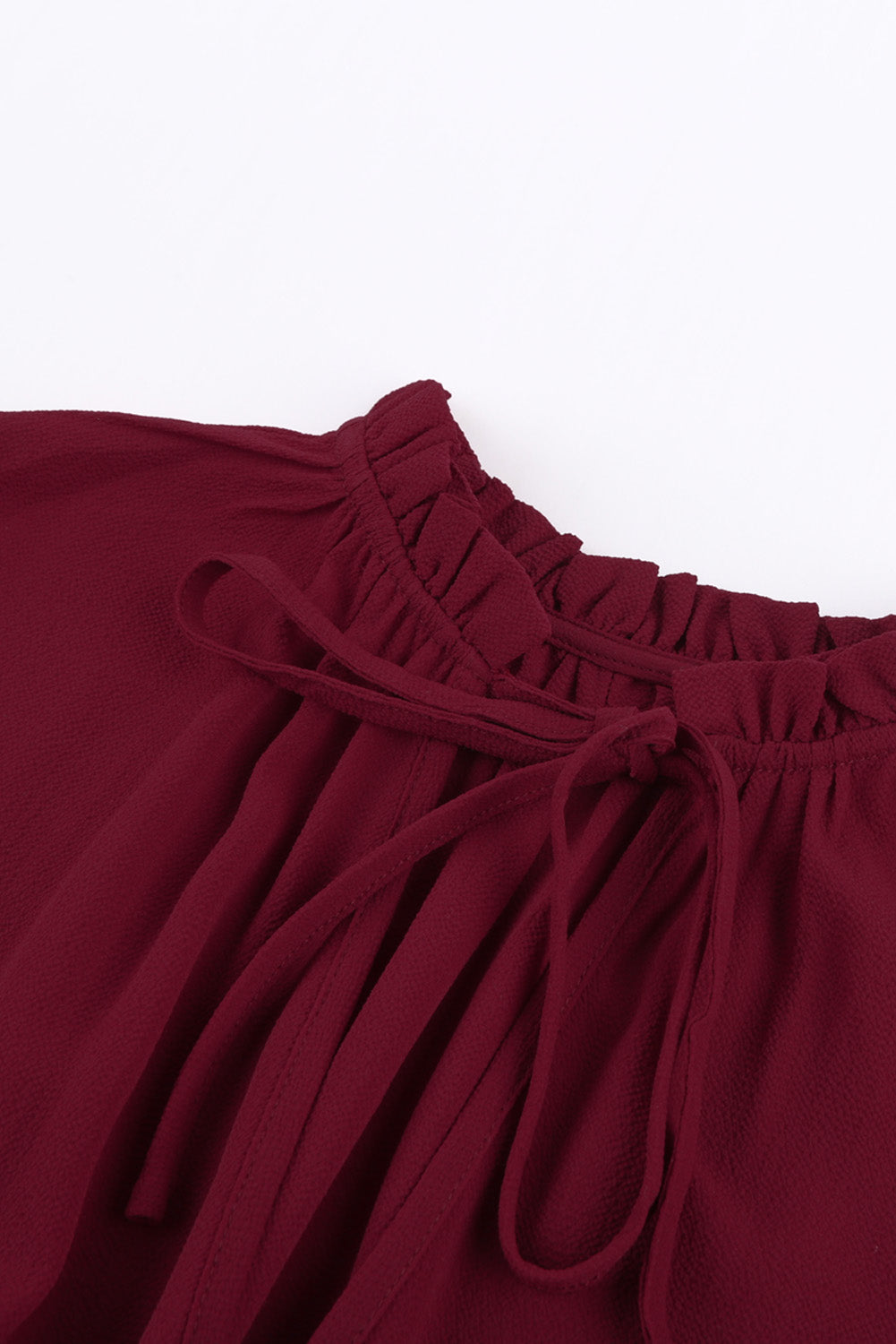 Weinrotes, langärmliges Minikleid mit Rüschen und V-Ausschnitt