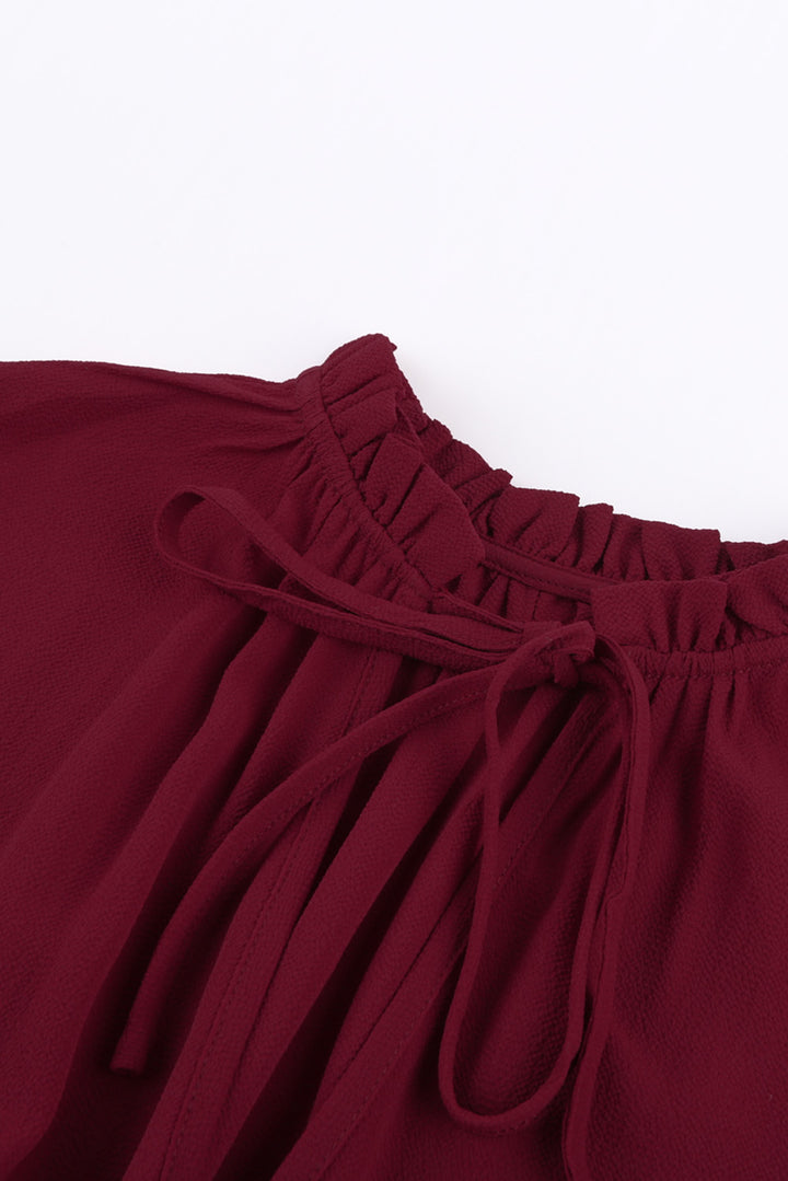 Weinrotes, langärmliges Minikleid mit Rüschen und V-Ausschnitt